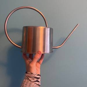 Regadera de Acero Inoxidable, Herramienta de Jardinería Duradera para Uso en Interiores y Exteriores, Diseño Moderno, Boquilla Larga con Mango - Product Image 1