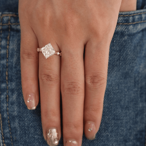 Bague de Mariage Alternative en Or Jaune Massif Certifiée IGI avec Diamant de Laboratoire Taille Princesse pour Femme, Luxe, Sertissage en Queue de Pie, Nature Princess - Product Image 4