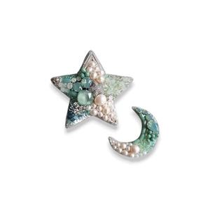 Étoile et lune Broches brodées à la main blanches Broches à la mode faites à la main Bullion Wire Beaded Fashion Brooch - Product Image 1