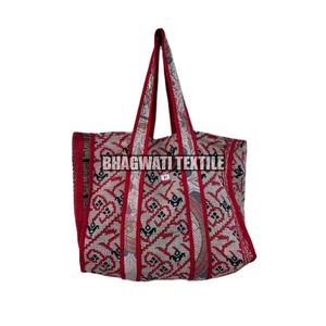 กระเป๋าช็อปปิ้งชายหาดผ้าฝ้ายลายดอกไม้ที่มีน้ำหนักเบาเป็นมิตรกับสิ่งแวดล้อมกระเป๋าโท้ทผ้าควิลท์พิมพ์ลาย Kantha ทำด้วยมือ - Product Image 1