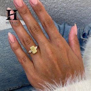 Anillo Radiante Amarillo de Moda con Engaste de Bisel de 3 Piedras y Piedras Laterales en Forma de Lágrima, Joyería de Oro Amarillo de 10K y 14K - Product Image 3
