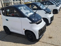 Voiture électrique berline intelligente à deux portes, à traction intégrale, automatique, à conduite simple, avec intérieur sombre et caméra arrière, de haute qualité et à prix abordable