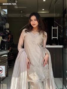 Fournisseur de vêtements ethniques indiens et pakistanais en soie tissée avec broderies et sequins, ensemble pantalon palazzo, haut et dupatta, de Surat. - Product Image 2