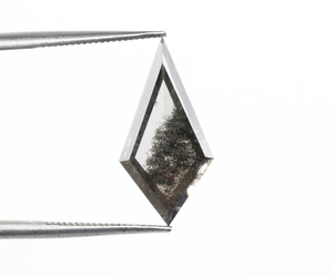 เพชรแล็บทรงไคท์เจียระไนพิเศษ OM GEMS น้ำหนัก 1.70 กะรัต เจาะด้วยเลเซอร์ เพชรแล็บทรงไคท์เจียระไนพิเศษแบบเกลือพริกไทย สำหรับทำเครื่องประดับ - Product Image 4