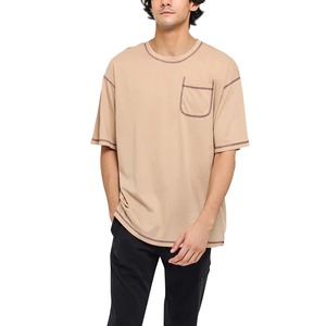 เสื้อยืดแขนสั้นผู้ชายสีเบจ ทรงปกติ คอกลม สไตล์ลำลอง ผ้าเจอร์ซีย์คอตตอน 100% แต่งขอบตัดสี โทนสีเรียบ ระบายอากาศได้ดี - Product Image 4