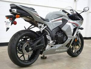 Moto Supersport 2026 CBR600RR 600cc EFI pour Adultes – Haute Performance, Capacités de Course Élevées, Technologie de Conduite Sportive Avancée, Fabriquée aux États-Unis - Product Image 5