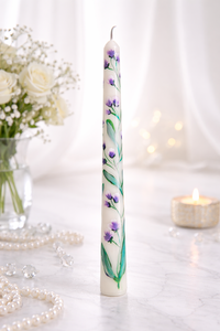 Bougie conique peinte à la main avec un motif complexe de marguerites roses et blanches, de lavande violette et de feuillage vert luxuriant. - Product Image 3