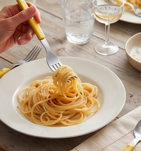 Juego de cubiertos de acero inoxidable con mango amarillo, 5 piezas, apto para lavavajillas, diseño minimalista para uso en camping y uso doméstico. - Product Image 4