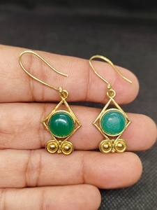 Pendientes de Aro Hechos a Mano en Latón Chapado en Oro con Ónix Verde y Textura Metálica Martillada, Joyería con Piedras Preciosas - Product Image 4