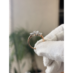 Anillo de Compromiso Exclusivo con Tres Diamantes Cultivados en Laboratorio, Corte Redondo, con Piedras Laterales en Forma de Pera, 1.1CT VVS VS EF, Oro Sólido para Mujer - Product Image 2