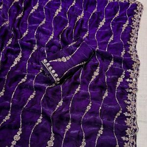 Sari en satin avec perles Lehariya, sequins et broderies Zari, accompagné d'un chemisier de créateur et d'une bordure ajourée - Product Image 2