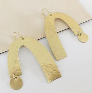Boucles d'oreilles pendantes martelées en laiton, fabriquées à la main en Inde, unisexe, idéales pour les occasions spéciales, les invités de mariage, les demoiselles d'honneur, meilleur prix - Product Image 3
