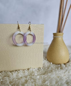 Elegantes y sofisticados pendientes de resina redondos y modernos para mujer, diseño de patrón concéntrico, regalos de Acción de Gracias, artesanías de resina - Product Image 1