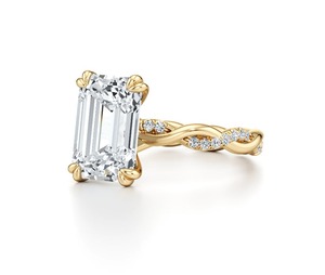 Anillo de Compromiso con Diamante Cultivado en Laboratorio, Corte Esmeralda de 1.25 Quilates, Oro Amarillo de 9K, Diseño de Espiga Trenzada con Detalles de Diamantes - Product Image 3
