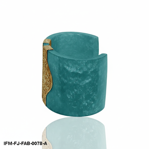 Bracelet manchette élégant en résine vert émeraude avec des accents de filigrane doré complexe, style vintage, pour femme - Product Image 4