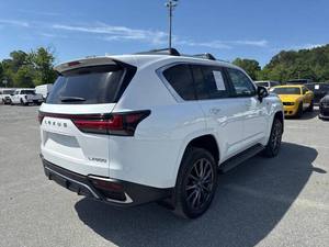 LX 600 F 2023 Usado, SUV de Lujo de Tamaño Grande (Paquete Deportivo) - Product Image 4