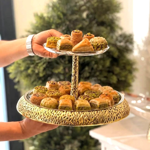 Support à gâteau en métal à 2 niveaux, finition argentée polie, avec pilier doré texturé, idéal pour la restauration de luxe du Ramadan - Product Image 5
