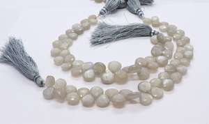 Cuentas facetadas de piedra lunar de Ceilán natural en forma de corazón de 8-9 mm, hilo de cuentas de piedra lunar Siloni natural en forma de corazón para la fabricación de joyas al por mayor. - Product Image 4