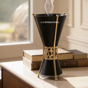 Quemador de incienso portátil vintage de hierro, estilo artístico, para incienso indio, estufa de aromaterapia, marco geométrico negro y dorado - Product Image 1