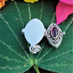 Élégant pendentif médaillon en pierre de grenat, plaqué argent sterling, avec compartiment secret, cadeau de bijoux - Product Image 3