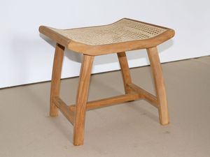 Tabouret de spa moderne avec structure en teck massif et assise incurvée en rotin tressé artisanal, finition soigneusement poncée - Product Image 3