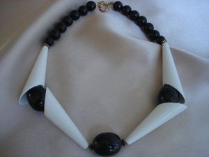 Collier en résine fait main avec un design artistique unique, pendentif en époxy coloré pour femmes, accessoires de mode et cadeau - Product Image 4