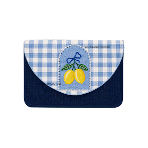 Pochette artisanale en gingham bleu avec broderie citron, sac à main mignon pour femme, accessoire de mode estival personnalisé pour la plage - Product Image 1