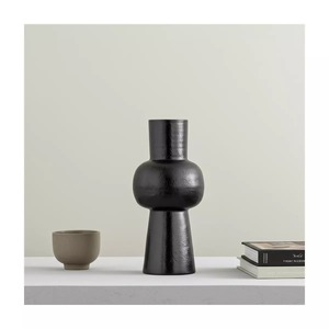 Vase de table minimaliste en métal noir Drift, décoration artisanale pour le salon - Product Image 3