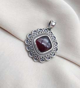 Pendentif grenat rouge en argent sterling 925, bijoux faits à la main pour femmes et hommes, collier unique en pierres précieuses naturelles, cadeau - Product Image 1