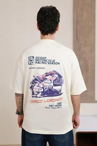 Camiseta gráfica con una silueta relajada y espacio adicional en el pecho y las mangas. - Product Image 4