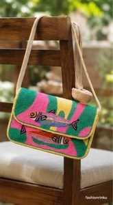 Bolso Rectangular Hecho a Mano con Bordado Floral, Cuentas de Vidrio de Poliéster y Perlas, Diseño Rosa y Verde - Product Image 6