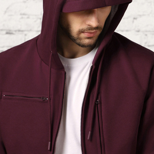 Sweat-shirt à capuche bordeaux personnalisé pour homme avec fermeture éclair, poches poitrine zippées et poignets contrastants – Style décontracté streetwear - Product Image 3