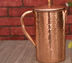 Ensemble de récipients en cuivre pour l'hydratation, idéal pour les tables de bien-être haut de gamme, service d'eau en métal avec verres, durable et réutilisable pour le service à table. - Product Image 5