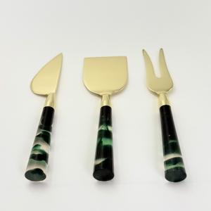 ชุดชีสโลหะสีทองสุดฮิต พร้อมด้ามจับเรซิ่นสีดำ บรรจุในกล่อง สำหรับโต๊ะอาหารเช้า ชุดอุปกรณ์ทาเนยและชีส - Product Image 2