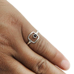 แหวนเงินแท้ 925 คุณภาพสูง ประดับด้วยพลอยออนิกซ์สีดำทรงกลมธรรมชาติ ดีไซน์เปิดทรงสี่เหลี่ยม สไตล์โบฮีเมียน - Product Image 2