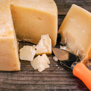 Fromage Parmigiano Authentique en Vente, Fromage Vieilli de Haute Qualité pour la Vente en Gros, la Vente au Détail et l'Industrie Alimentaire - Product Image 2