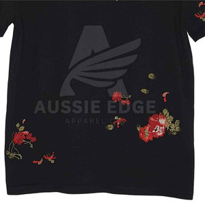 เสื้อยืดแขนสั้นปักลายดอกไม้สีดำสำหรับผู้ชาย Aussie Edge ทรงปกติ คอกลม สไตล์ลำลอง - Product Image 3