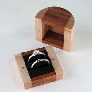 Boîte à bagues en bois avec logo personnalisé pour la promotion de la marque, boîte à bagues décorative en bois pour la Saint-Valentin et les cadeaux romantiques à bas prix - Product Image 1