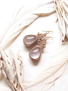 Pendientes Colgantes Boho de Macramé de Latón Hechos a Mano con Gema Rosa en Forma de Lágrima, Joyería de Regalo - Product Image 2