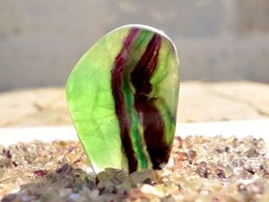 หินลาบราดอไรต์สีเขียวธรรมชาติทำมือ หินคริสตัลสำหรับทำสมาธิ แกะสลักเรซิ่นแบบตั้งได้เอง รูปทรงอิสระ ขัดเงา หินมงคลแห่งความรัก - Product Image 6