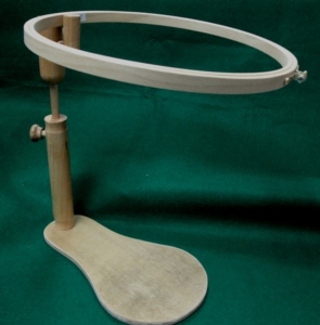 Aro de madera con esquinas redondeadas NF0004 con soporte, soporte de aro de madera con anillo ajustable para uso en bordado y manualidades. - Product Image 6