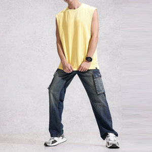 Camiseta sin mangas de punto con cuello redondo para hombre, color amarillo sólido, informal, de corte regular. - Product Image 4