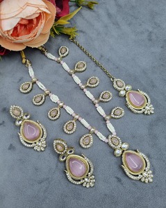 ชุดสร้อยคอยาวประดับมุกและพลอยสีชมพูพอลกี้ ดีไซน์หรูหรา แบรนด์ Ping Bling Luxury AD เหมาะสำหรับงานแต่งงาน งานเลี้ยง และโอกาสพิเศษ  ชุบทอง  ชุดเครื่องประดับดีไซเนอร์ - Product Image 2