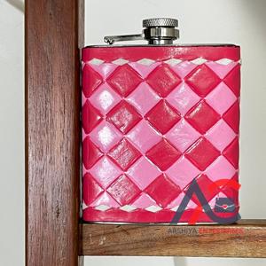 Petaca de bolsillo personalizada de cuero de vaca repujado a mano para whisky, recipiente para beber, venta al por mayor y suministros - Product Image 1