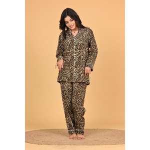 Ensemble de pyjama pour femmes en crêpe poly imprimé floral, léger, col en V, manches longues, fermeture à boutons, vêtements de détente doux et confortables - Product Image 4