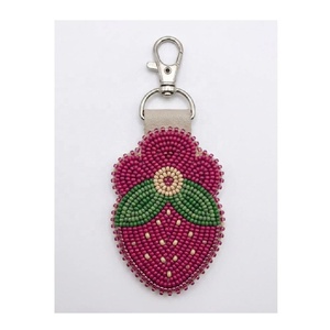 Llavero de Fresa Hecho a Mano con Cuentas para Bolsos, Mochilas, Carteras, Accesorio de Regalo para Niñas - Product Image 3