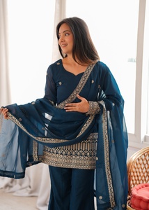 Presentamos una nueva tela de seda crujiente con bordado de lentejuelas y trabajo Jari, conjunto de top con dupatta, pantalón de campana listo para usar. - Product Image 4