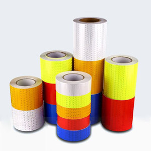 Placa de Matrícula Impermeable de Alta Visibilidad con Diseño de Cuadros, Flechas y Rejilla, Fabricada con PET/PVC Prismático Reflectante - Product Image 1