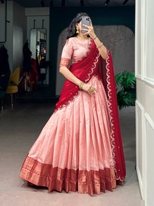 Lehenga choli de seda color melocotón con elegante falda acampanada con bordado zari, combinada con blusa a juego y dupatta bordada. - Product Image 1