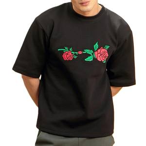 T-shirt brodé de roses noires pour homme – Tee-shirt élégant en coton à motif floral, haut décontracté à manches courtes et col rond pour la mode streetwear - Product Image 1